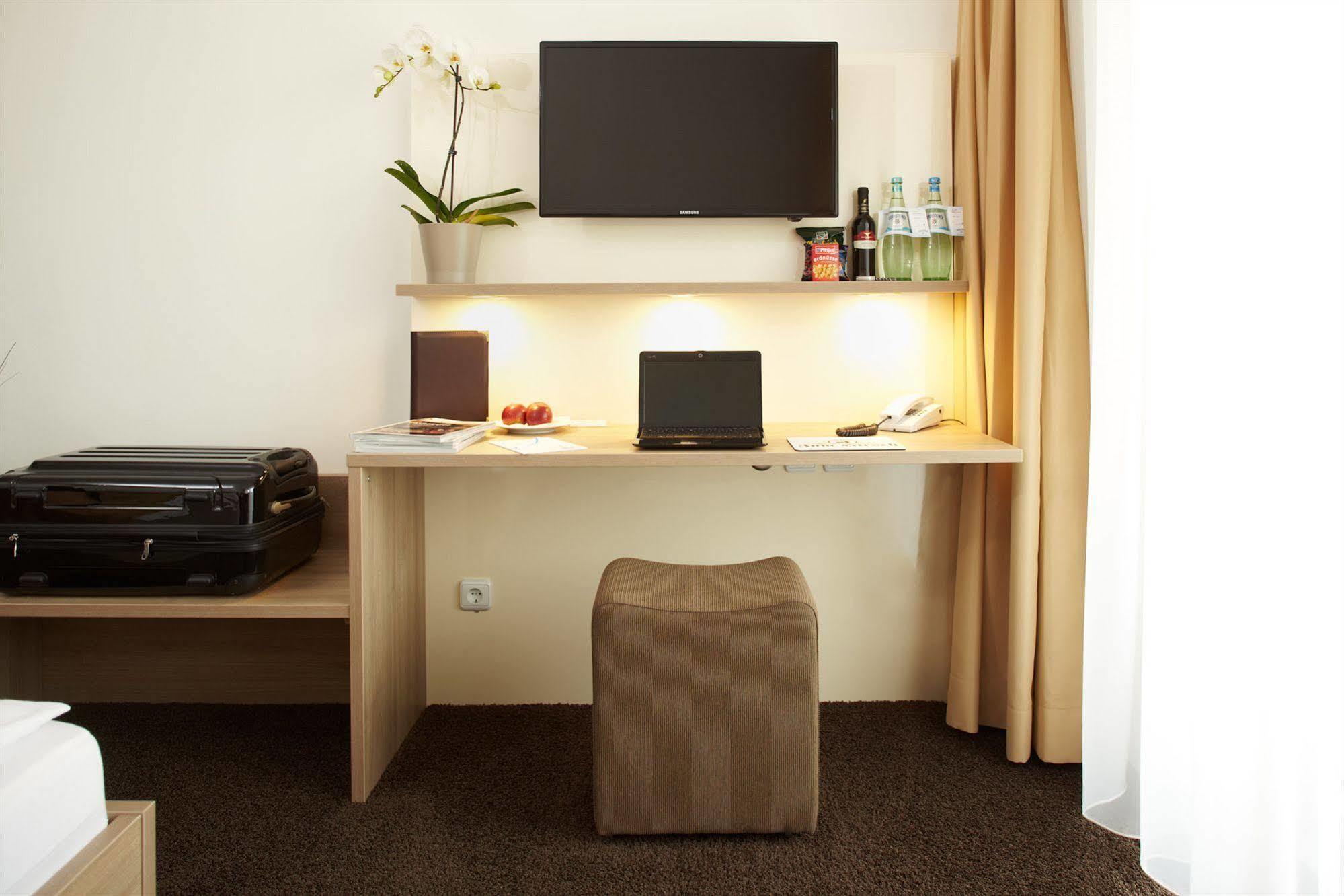 Hotel Zum Hirsch Wertingen Екстер'єр фото