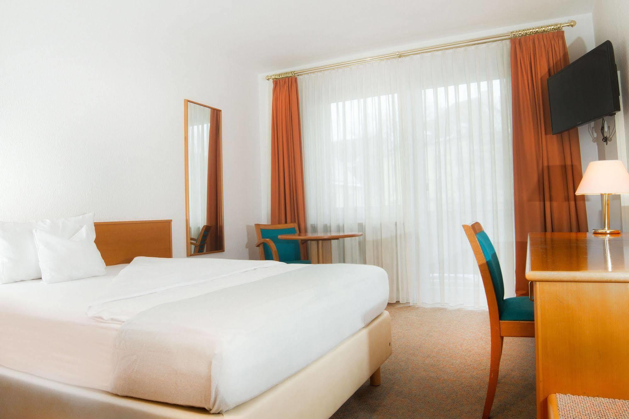 Hotel Zum Hirsch Wertingen Екстер'єр фото