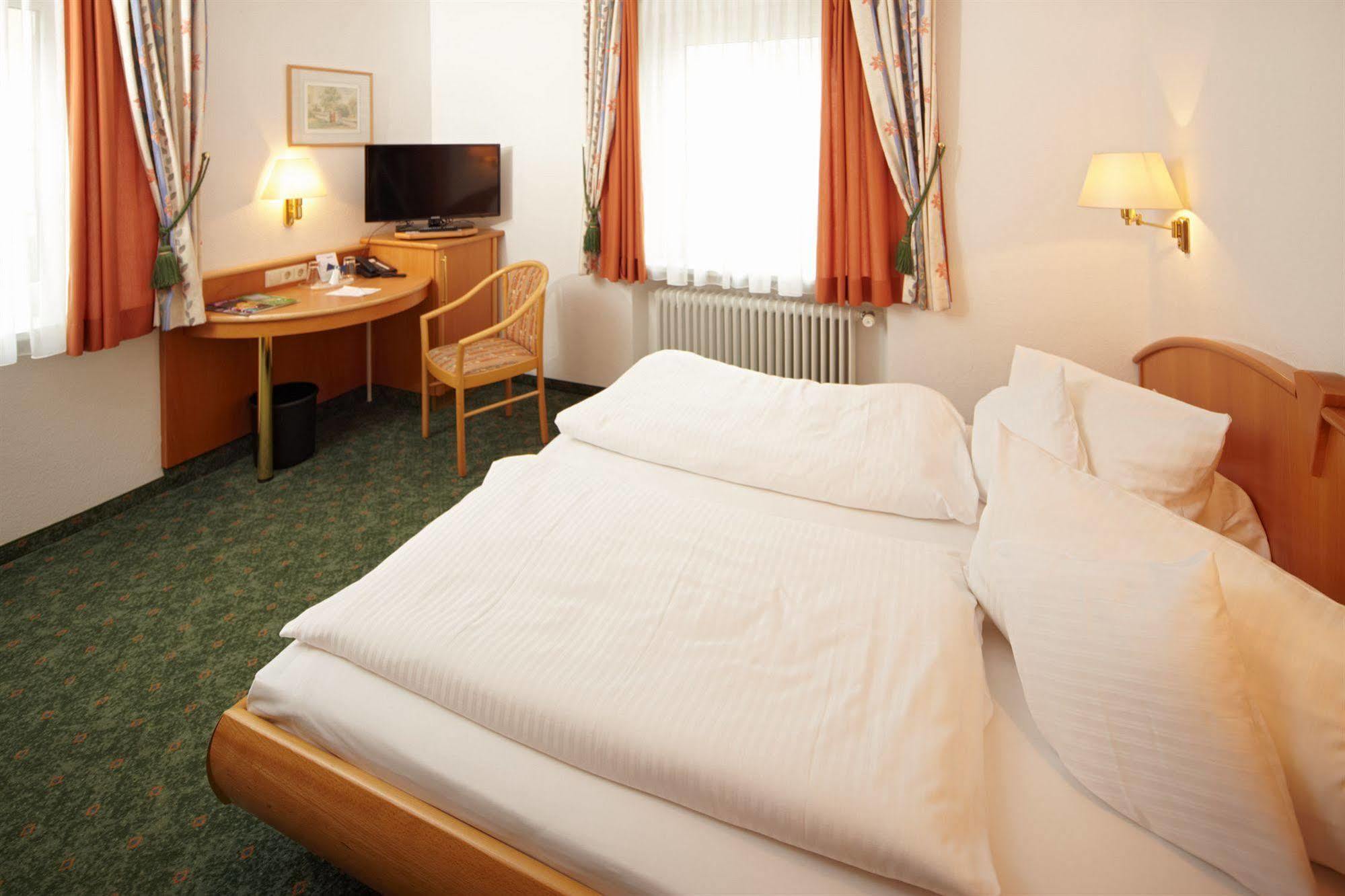 Hotel Zum Hirsch Wertingen Екстер'єр фото