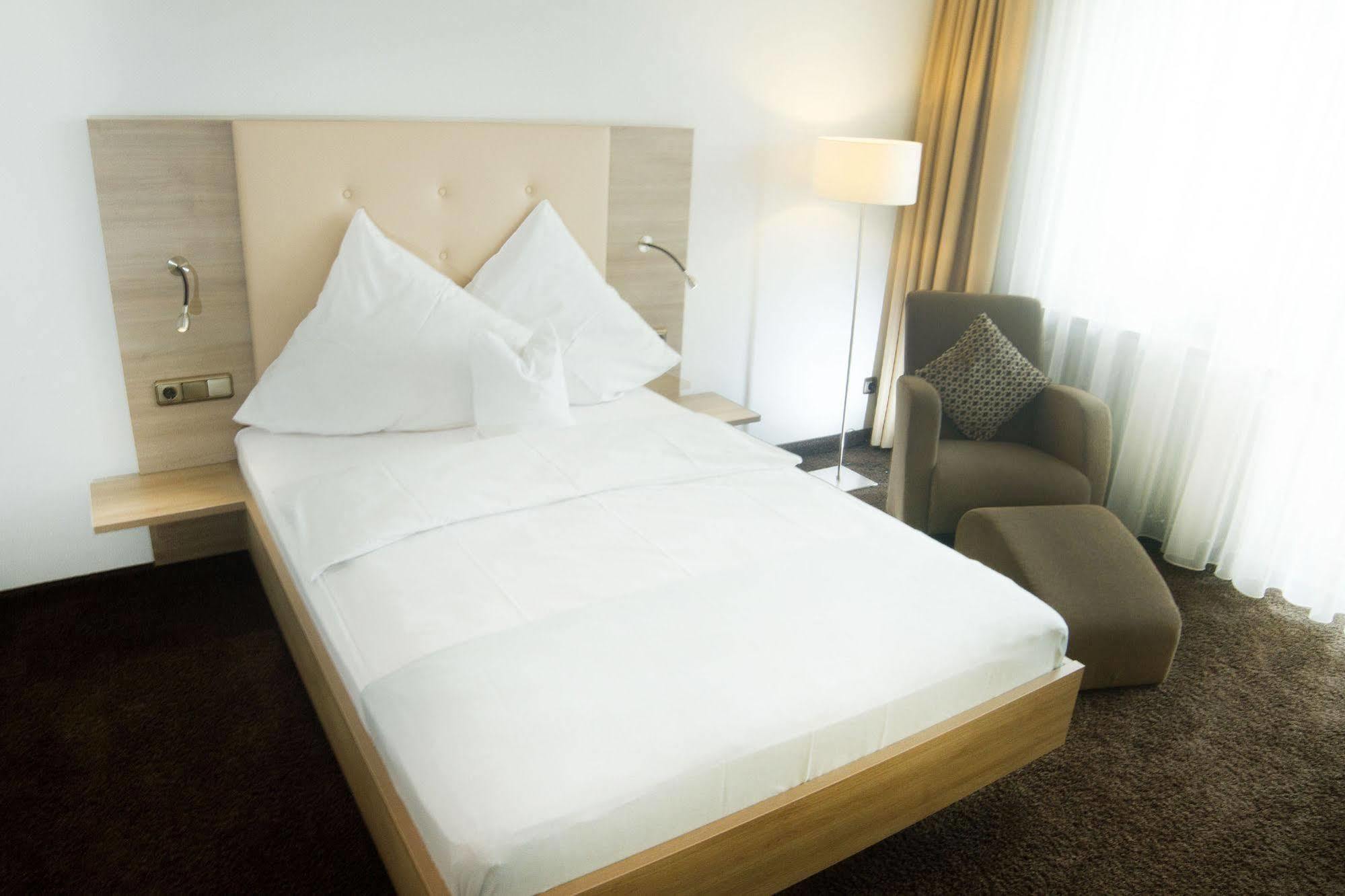 Hotel Zum Hirsch Wertingen Екстер'єр фото