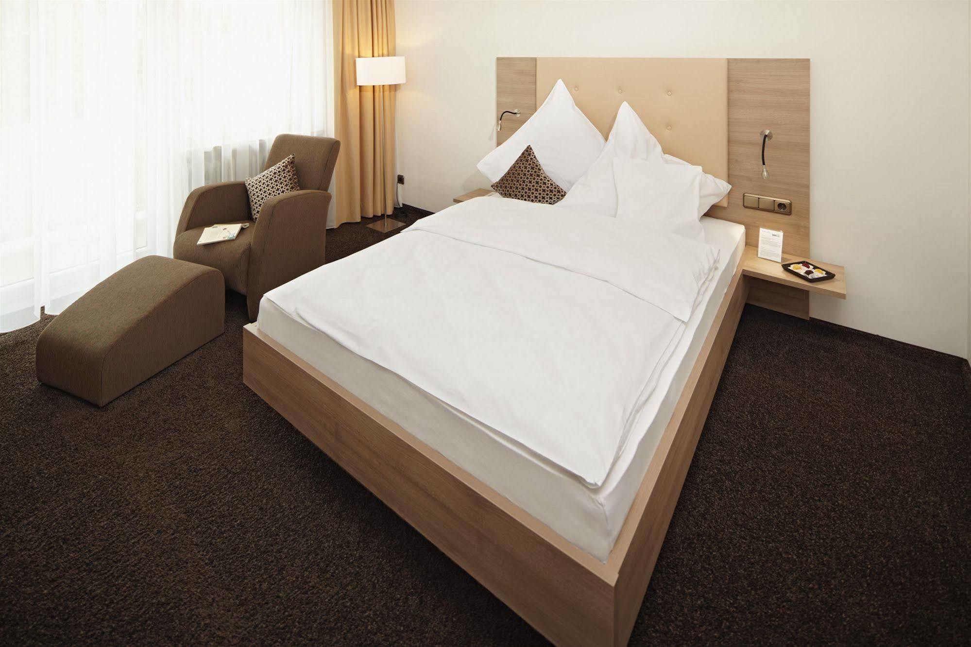 Hotel Zum Hirsch Wertingen Екстер'єр фото