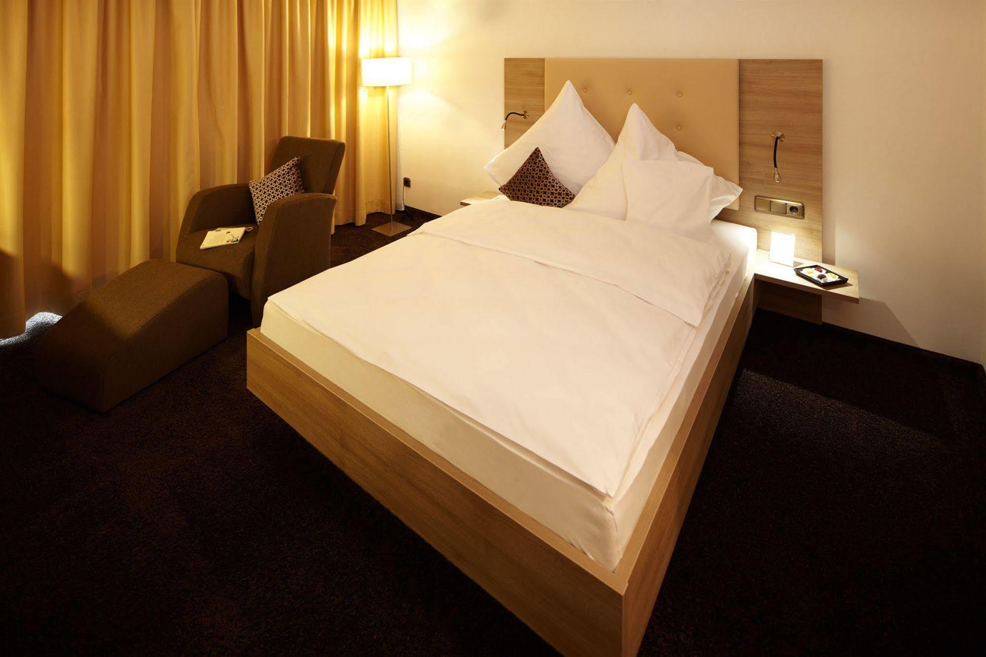 Hotel Zum Hirsch Wertingen Екстер'єр фото